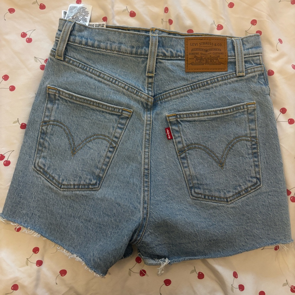 Levi’s Ribcage Short - Picture 5 of 5